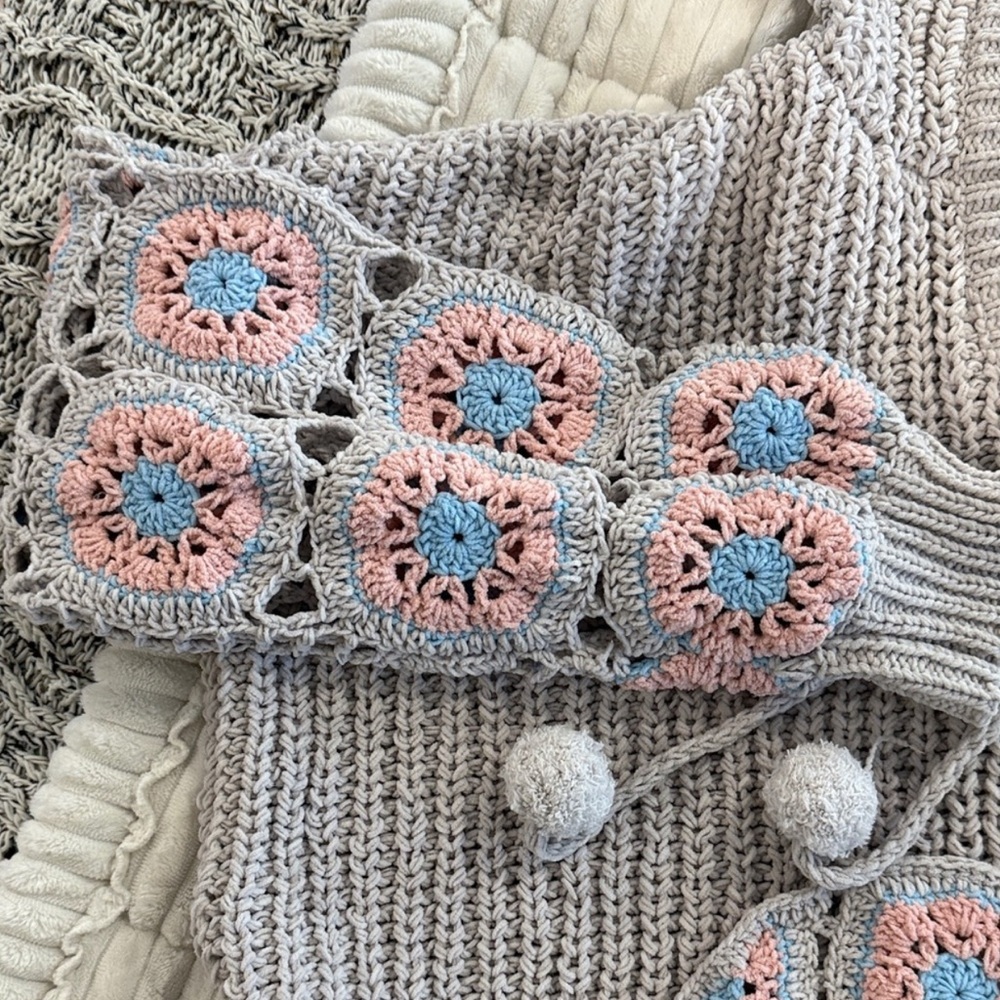 POL Gray and Cream Knit Sweater with Blue Accents - Picture 3 of 9